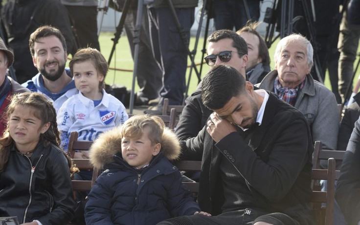 Luis Suarez bật khóc trong ngày khánh thành SVĐ mang tên mình