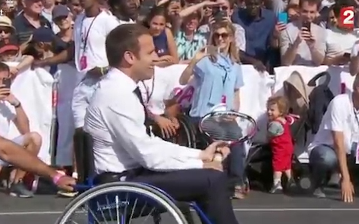 Tổng thống Pháp Macron ngồi xe lăn chơi quần vợt