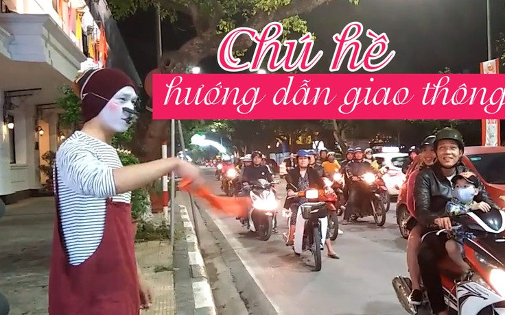 Chú hề hướng dẫn giao thông vui nhộn trên đường phố Huế