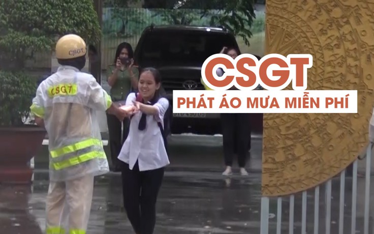 CSGT tặng áo mưa cho thí sinh thi THPT Quốc gia