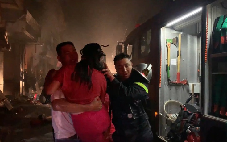 Chiến sĩ PCCC cứu 5 người trong vụ cháy cửa hàng ga ở Hà Nội