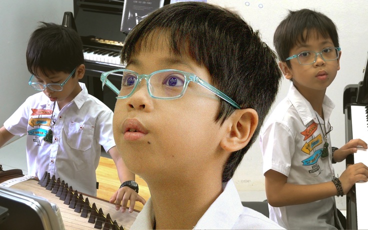 Chuyện lạ: Cậu học trò 8 tuổi miền Tây học vượt 2 lớp, chơi thạo piano và đàn tranh