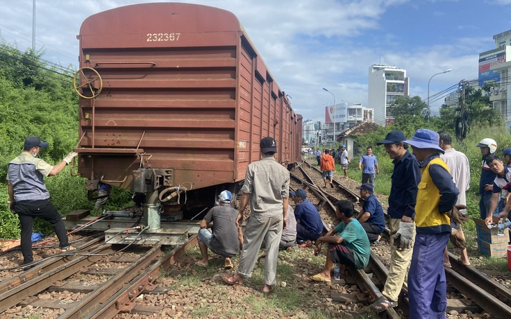 Tàu hàng trật bánh ở Nha Trang, đường sắt bắc - nam tê liệt nhiều giờ