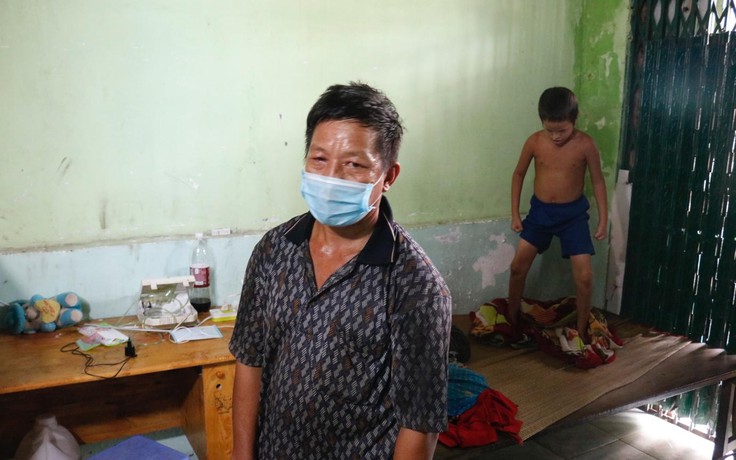 Thợ hồ được hỗ trợ giữa dịch Covid-19: Giọt nước mắt hạnh phúc Thợ hồ được hỗ trợ giữa dịch Covid-19: Giọt nước mắt hạnh phúc