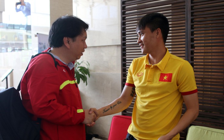 Trưởng đoàn Lê Hoài Anh đến thăm và tặng quà cho đội tuyển Việt Nam