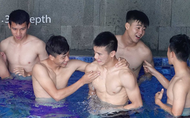ASIAD 2018: Văn Đức rụt rè đọ cơ bắp cùng đồng đội Olympic Việt Nam