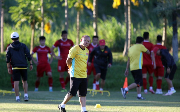 Trước trận gặp Philippines: Cầu thủ Việt Nam tập rất sung trên mặt sân chất lượng cao