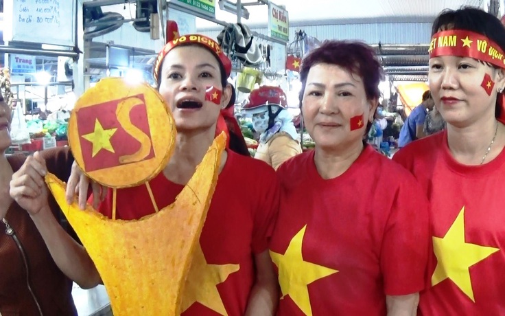 Cả khu chợ Đà Nẵng, chị em đỏ màu cờ chúc U.23 Việt Nam thắng to