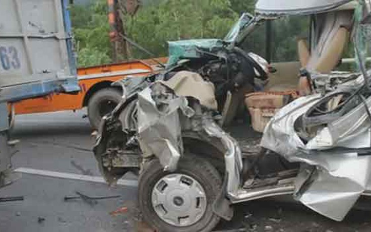 Video: Hiện trường ô tô tông phía sau xe tải: 9 người thương vong