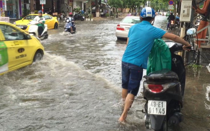 Đà Nẵng: Một số tuyến đường ngập nặng sau mưa