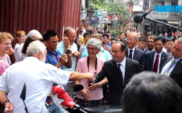 Tổng thống Pháp đi dạo phố cổ Hà Nội