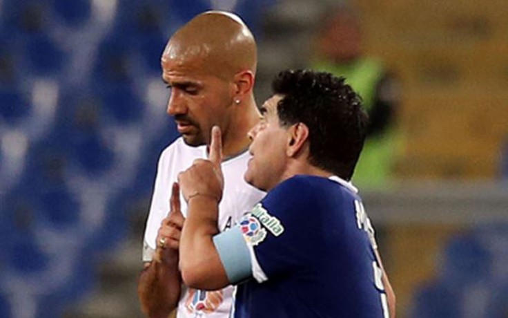 Maradona dọa dẫm Veron trong 1 trận cầu từ thiện