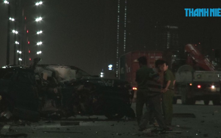 Range Rover gặp nạn trên cầu Sài Gòn, đôi nam nữ thương vong