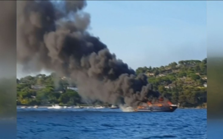 Pháp: Du thuyền sang trọng bốc cháy dữ dội