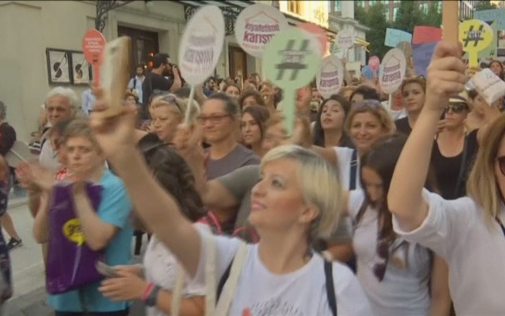 Phụ nữ Thổ Nhĩ Kỳ biểu tình đòi tự do trang phục