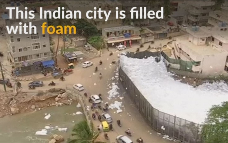 Án Độ: Chất bọt độc hại tràn ra đường phố