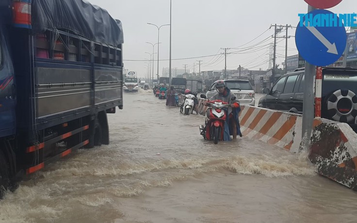 Người Biên Hòa khốn khổ vì đường ngập sâu do mưa lớn