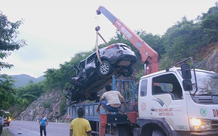 Mượn ô tô của bạn lái đi chơi, gặp tai nạn chết kẹt trong xe