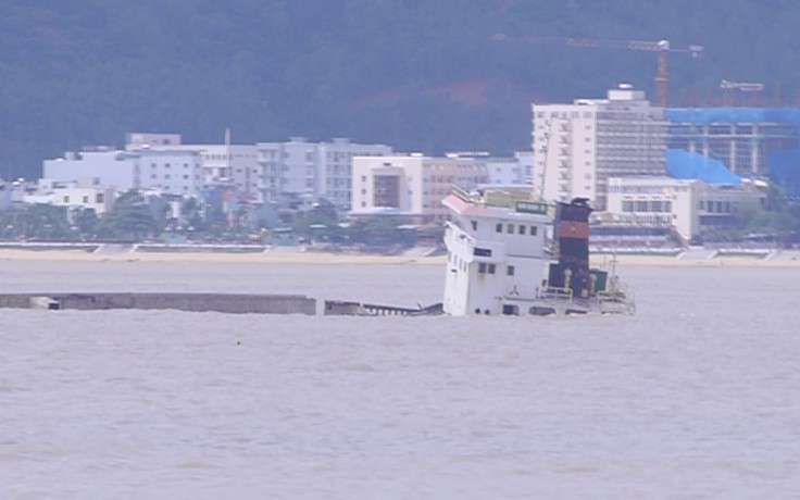 Các tàu hàng bị chìm do không vào được khu trú bão