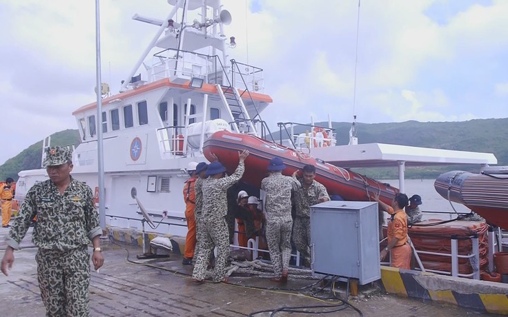 Thợ lặn không vào được các khoang tàu bị chìm ở biển Quy Nhơn