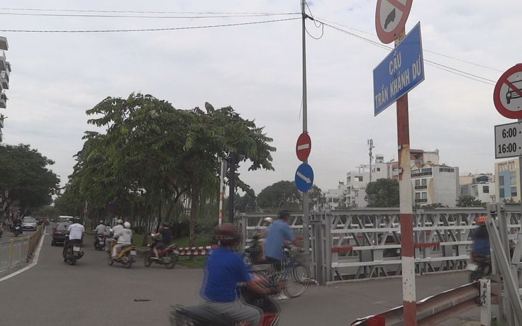 Lắp dải phân cách chống kẹt xe khu vực cầu Trần Khánh Dư