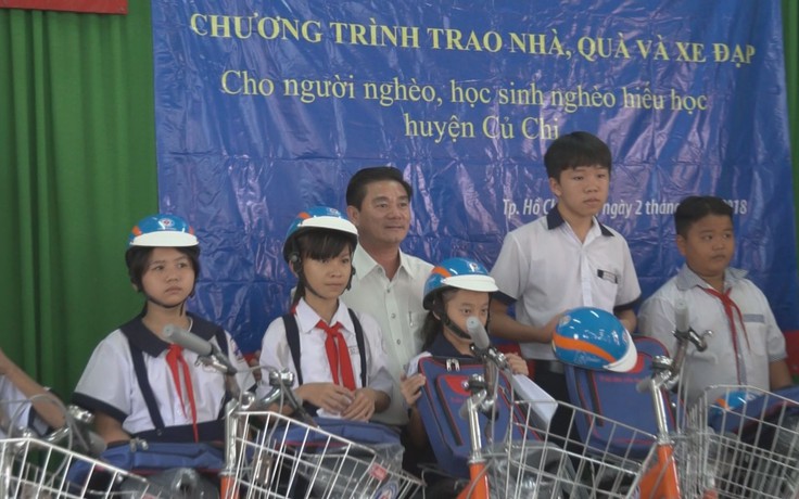 Tặng “mái ấm” cho người nghèo, xe đạp cho học sinh vượt khó