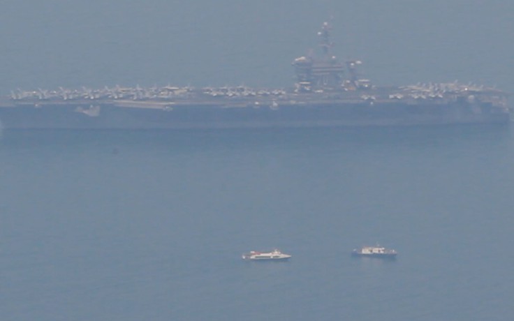 Người dân hào hứng xem tàu sân bay USS Carl Vinson vào vịnh Đà Nẵng