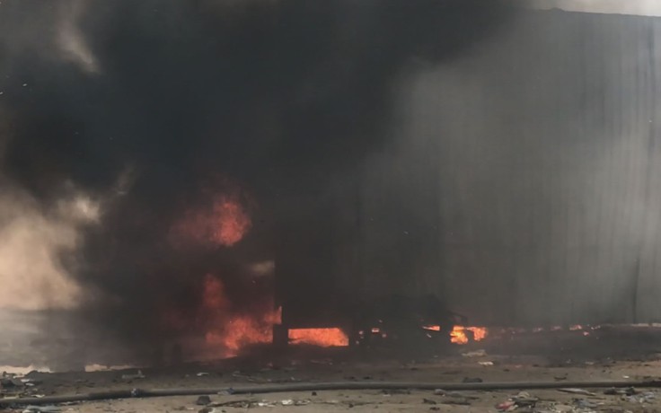 Học sinh sơ tán vì cháy xưởng dữ dội trong khu dân cư