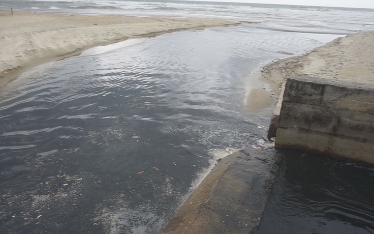 Bãi biển Đà Nẵng bị “xé toạc” vì dòng nước đen hôi thối