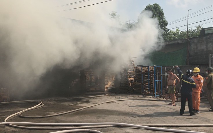 Hàng chục người dân lao vào xưởng gỗ đang cháy cứu tài sản