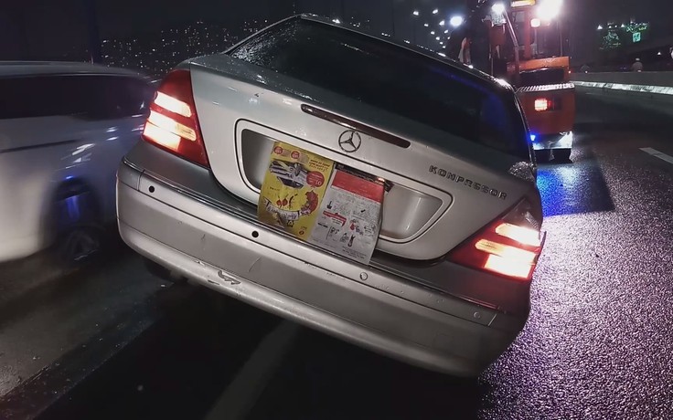 Mercedes “làm xiếc” trên dải phân cách, nằm vắt vẻo ở cầu Sài Gòn