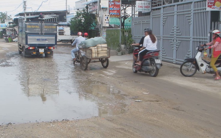 “Con đường đau khổ” của xóm chài sát nhà máy tỉ đô