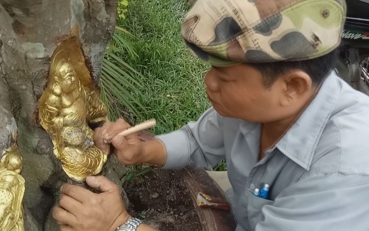 Người khắc tượng Phật trên thân cây sống có một không hai