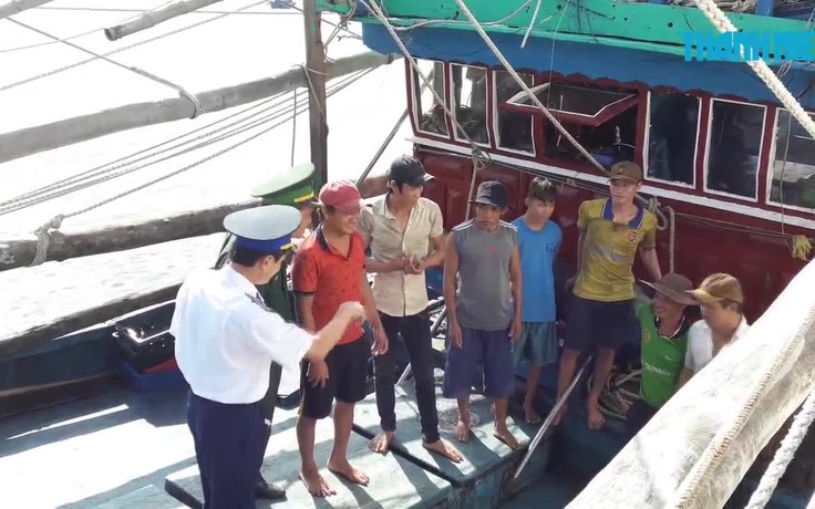 Tàu Cảnh sát biển cứu tàu cá và 7 ngư dân gặp nạn