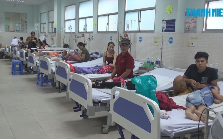Hơn 30 trẻ em nhập viện sau khi ăn bánh mì chà bông
