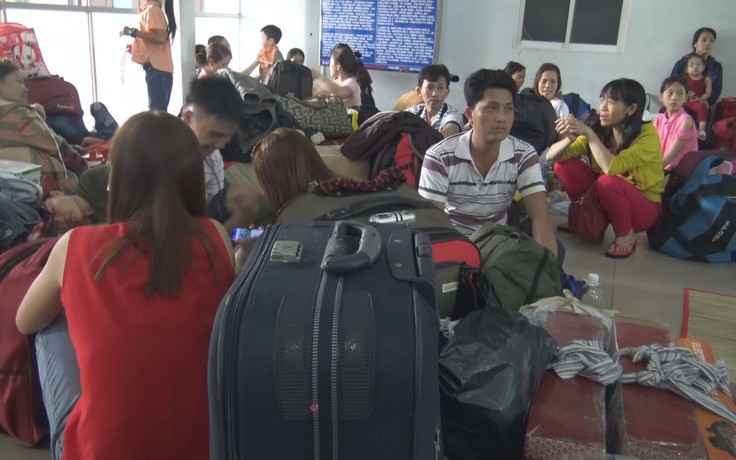 Hàng ngàn người vật vờ tại ga Sài Gòn như thời bao cấp vì tàu trật bánh