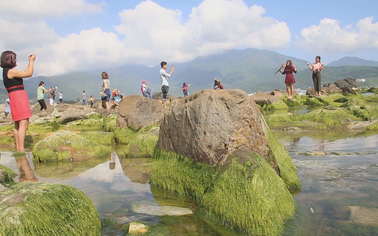 Ngỡ ngàng với vẻ đẹp của ghềnh đá phủ rêu xanh ở làng cổ Nam Ô