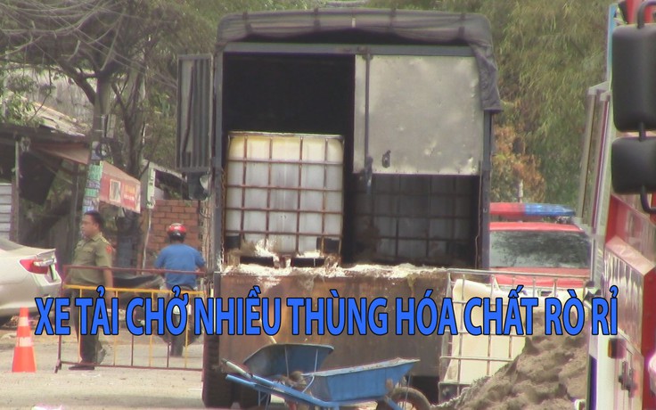 Xe tải chở nhiều thùng hóa chất rò rỉ