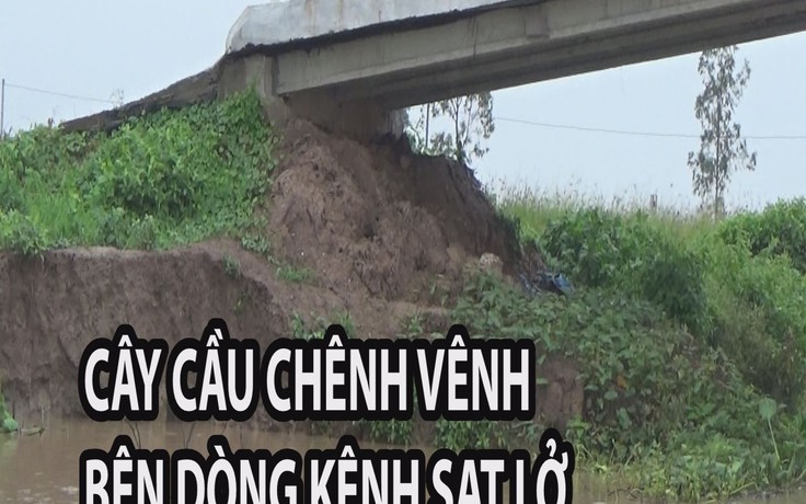 Khiếp đảm cây cầu chênh vênh bên dòng kênh sạt lở ở miền Tây