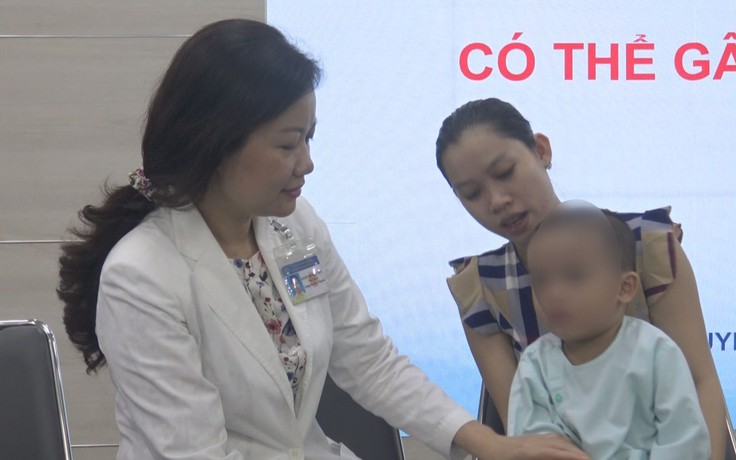 Mổ thành công cho bé trai 2 tuổi có nguy cơ mù lòa do viêm xoang