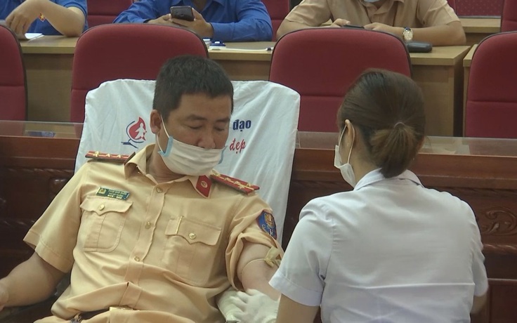 Hàng ngàn chiến sĩ công an cùng người thân ở Đà Nẵng đi hiến máu