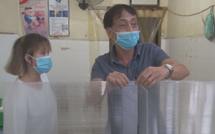 Quán cơm bình dân Hà Nội sáng tạo lắp tấm chắn giọt bắn ngăn Covid-19