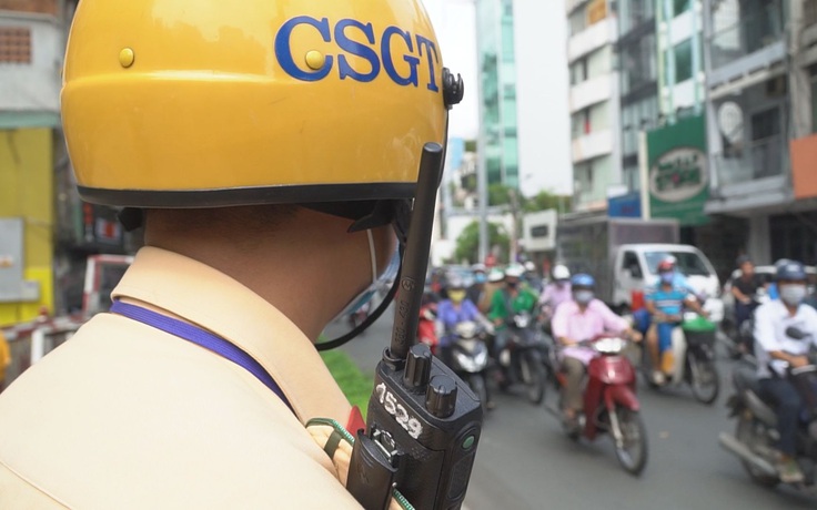 CSGT mật phục ghi hình người Sài Gòn vượt đèn đỏ