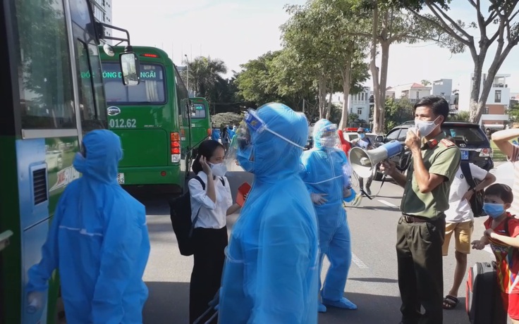 Cận cảnh chống dịch chặt chẽ trên đoàn xe đưa hơn 700 người dân về Quảng Ngãi