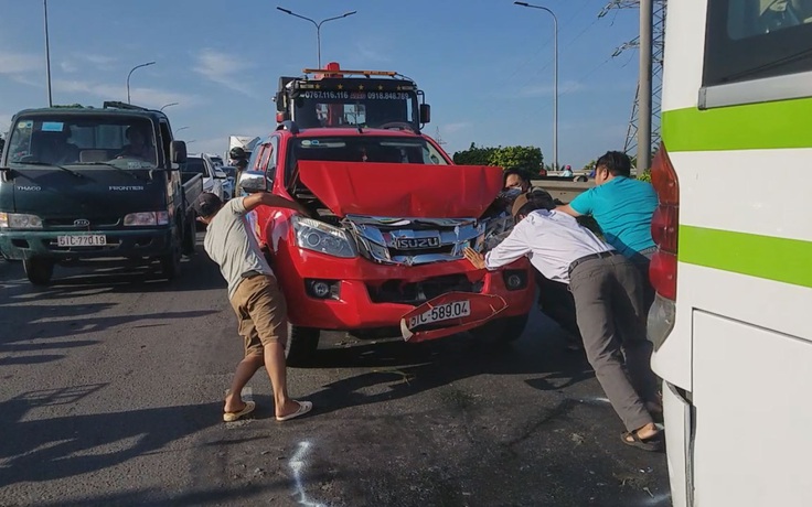 Sau cú tông xe liên hoàn, hàng hoạt ô tô bể đầu, móp đuôi, hành khách hoảng loạn