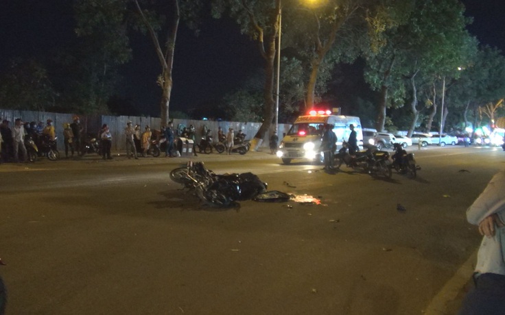 Hai xe máy dính chặt sau tai nạn chết người trên giao lộ lúc nửa đêm