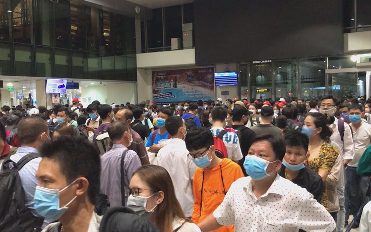 Hàng ngàn người rồng rắn xếp hàng ở sân bay Tân Sơn Nhất để đi nghỉ lễ