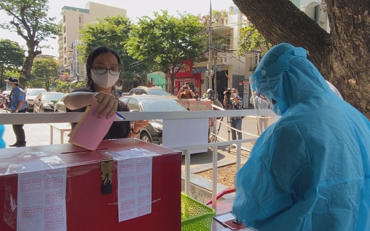 Cử tri chung cư F.Home ở Đà Nẵng bỏ phiếu giữa lúc bị phong tỏa vì Covid-19