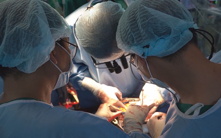 Lần đầu tiên dùng màng ngoài tim bò nối động mạch chủ cứu người đàn ông 51 tuổi
