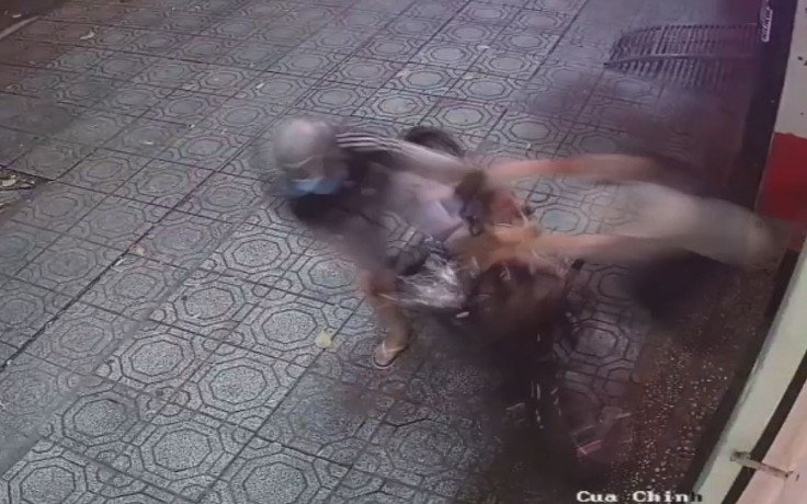 Cận cảnh cú “tung cước” của cô gái trẻ khiến kẻ trộm xe máy chạy thục mạng